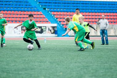 Orenburg, Rusya Federasyonu - 1 Haziran 2016: çocuklar futbol oynamak