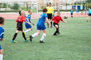 Orenburg, Rusya Federasyonu - 1 Haziran 2016: çocuklar futbol oynamak