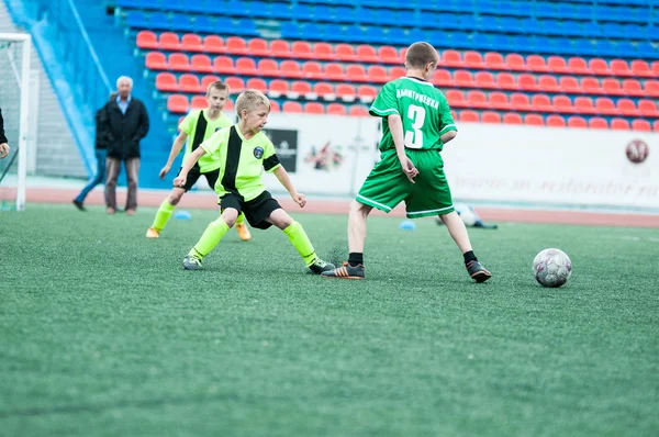 Orenburg, Rússia - 1 de junho de 2016: Os meninos jogam futebol — Fotografia de Stock