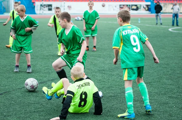 Orenburg, Russia - 1 giugno 2016: I ragazzi giocano a calcio — Foto Stock