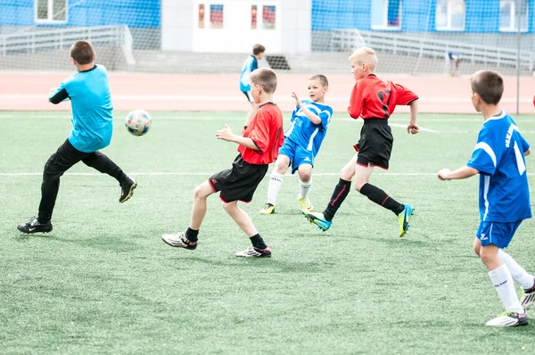 Orenburg, Rosja - 1 czerwca 2016 r.: chłopcy grać w piłkę nożną — Zdjęcie stockowe