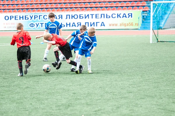 Orenburg, Rusko - 1 červen 2016: chlapci hrají fotbal — Stock fotografie