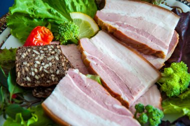 Masanın üzerine taze yeşillikleri ile çeşitli et