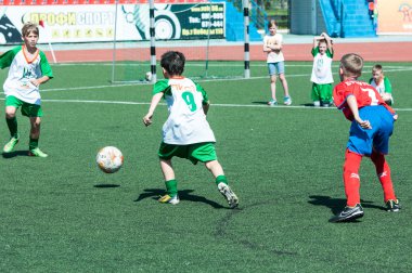 Orenburg, Rusya Federasyonu - 31 Mayıs 2015: çocuklar futbol oynamak