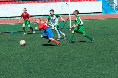 Orenburg, Rusya Federasyonu - 31 Mayıs 2015: çocuklar futbol oynamak