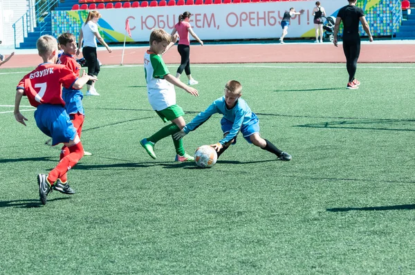 Orenburg, Rusia - 31 Mei 2015: Anak laki-laki bermain sepak bola — Stok Foto
