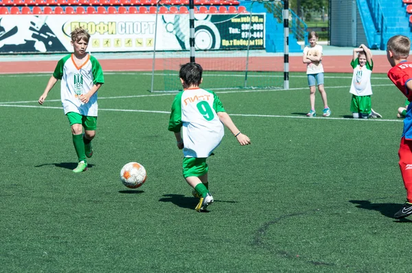 Orenburg, Rússia - 31 de maio de 2015: Os meninos jogam futebol — Fotografia de Stock