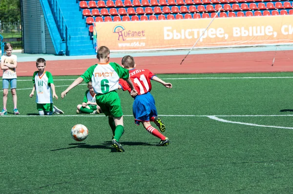 Orenburg, Rússia - 31 de maio de 2015: Os meninos jogam futebol — Fotografia de Stock