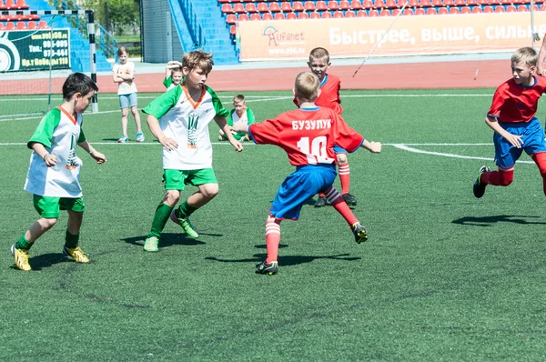 Orenburg, Rusia - 31 de mayo de 2015: Los chicos juegan al fútbol —  Fotos de Stock