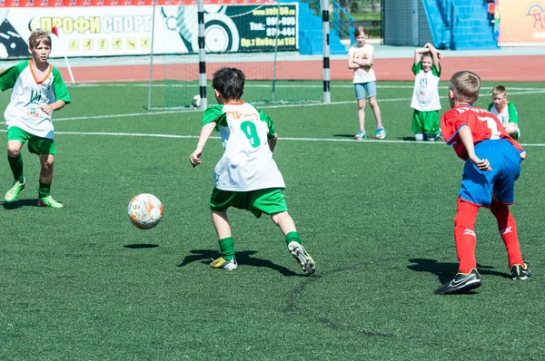 Orenburg, Russia - 31 maggio 2015: I ragazzi giocano a calcio — Foto Stock