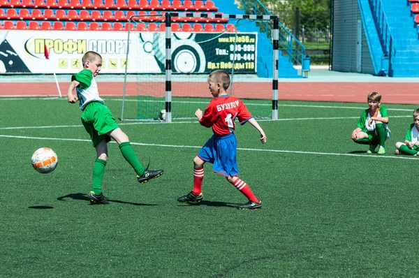 Orenburg, Rusland - 31 mei 2015: de jongens voetballen — Stockfoto