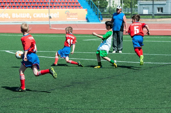 Orenburg, Rusia - 31 de mayo de 2015: Los chicos juegan al fútbol —  Fotos de Stock