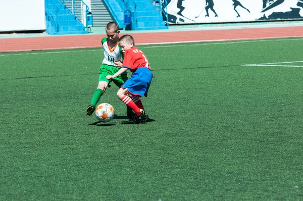 Orenburg, Rusia - 31 de mayo de 2015: Los chicos juegan al fútbol —  Fotos de Stock