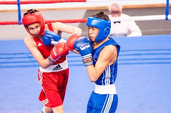 Orenburg, Rússia - de 29 de abril a 2 de maio de 2015 ano: Os meninos boxeadores competem — Fotografia de Stock