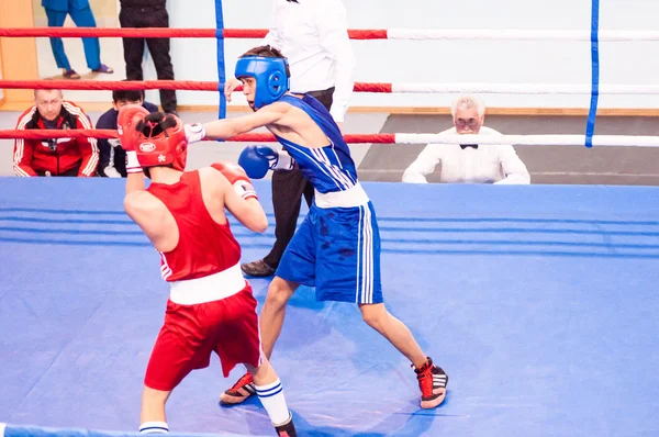 Orenburg, Rússia - de 29 de abril a 2 de maio de 2015 ano: Os meninos boxeadores competem — Fotografia de Stock