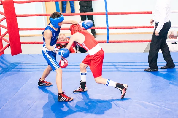 Orenburg, Rusia - del 29 de abril al 2 de mayo de 2015 año: Chicos boxeadores compiten —  Fotos de Stock