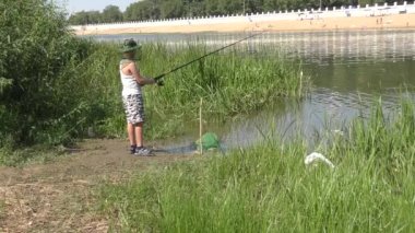 Balık çocuk yakalar 