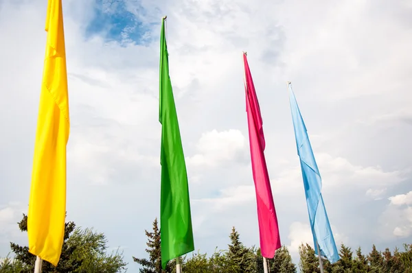 Kleurrijke vlaggen zijn zwaaiend in de wind — Stockfoto