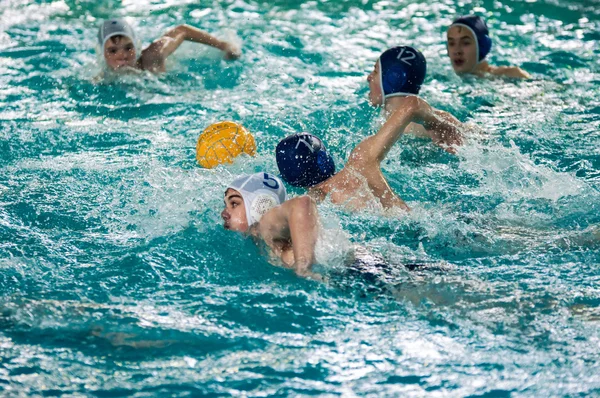 Orenburg, russland - 6. Mai 2015: Die Jungen spielen im Wasserball — Stockfoto