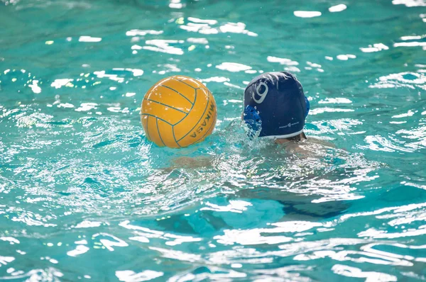 Orenburg, Rusland - 6 mei 2015: de jongens spelen in Waterpolo — Stockfoto