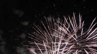 Gece gökyüzünde havai fişekler