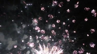 Gece gökyüzünde havai fişekler