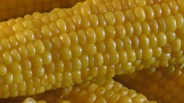 Akşam yemeği masada haşlanmış mısır