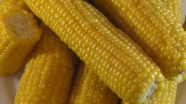 Akşam yemeği masada haşlanmış mısır