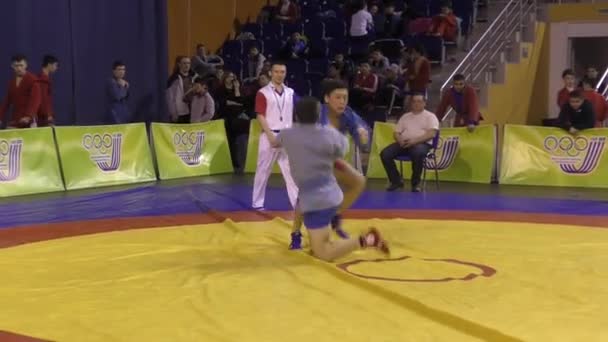 Orenburg, Rusland - 13 maart 2016: jongens wedstrijden Sambo — Stockvideo