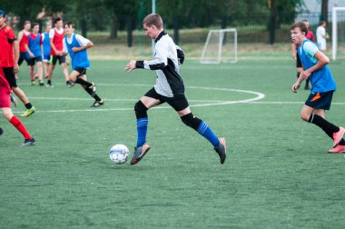Orenburg, Rusya Federasyonu - 9 Temmuz 2016: çocuklar futbol oynamak