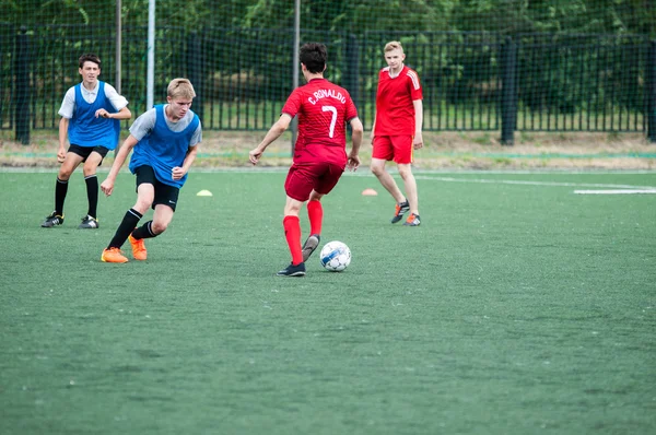 Orenburg, Rusya Federasyonu - 9 Temmuz 2016: çocuklar futbol oynamak — Stok fotoğraf