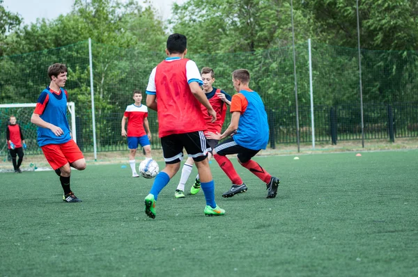 Orenburg, Rússia - 9 de julho de 2016: Os meninos jogam futebol — Fotografia de Stock