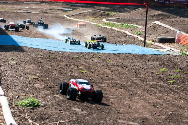 Orenburg, Rusia - 20 de agosto de 2016: Los aficionados a los deportes de modelos de coches compiten en la pista todoterreno — Foto de Stock