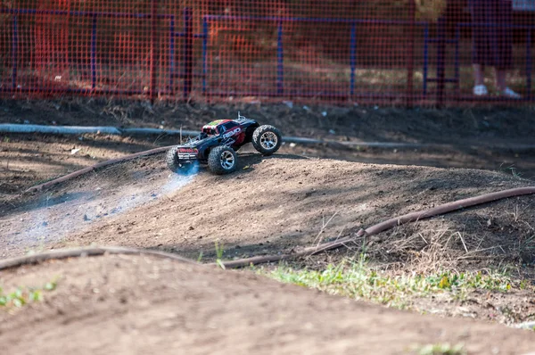 Orenburg, Rusland - 20 augustus 2016: Amateurs auto model sport concurreren op de off-road track — Stockfoto