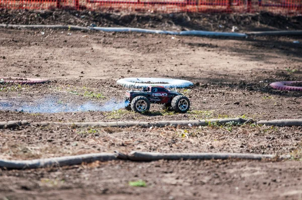 Orenburg, Rusia - 20 de agosto de 2016: Los aficionados a los deportes de modelos de coches compiten en la pista todoterreno — Foto de Stock