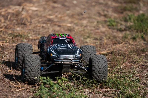 Orenburg, russland - 20. August 2016: Amateure des Automodellsports messen sich auf der Offroad-Strecke — Stockfoto