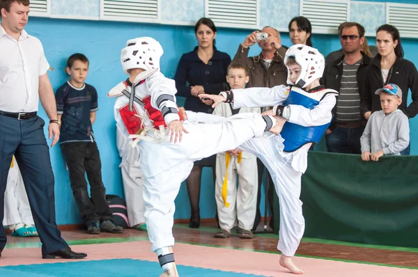 Orenburg, Rússia - 23 de abril de 2016: Os meninos competem em Taekwondo — Fotografia de Stock