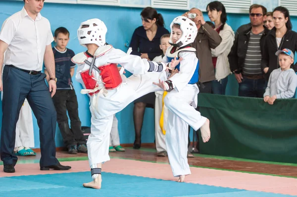 Όρεμπουργκ, Ρωσία - 23 Απριλίου 2016: τα αγόρια ανταγωνίζονται στο Τάε Κβον Ντο — Φωτογραφία Αρχείου