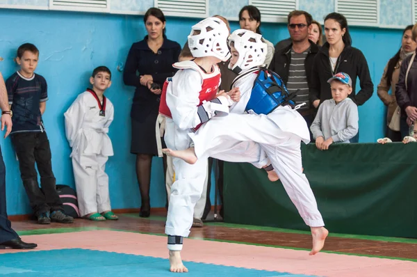 Orenburg, Rusia - 23 de abril de 2016: Los chicos compiten en Taekwondo —  Fotos de Stock