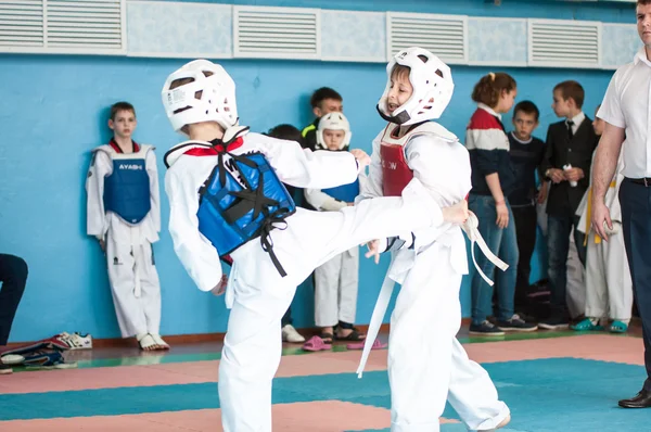Оренбург, Росія - 23 квітня 2016: хлопчики конкурувати в тхеквондо — стокове фото