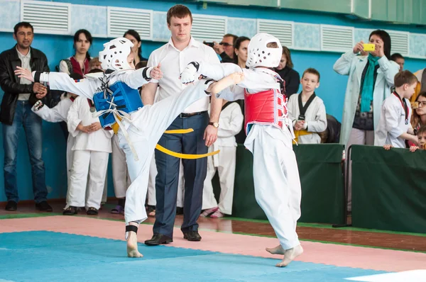 Orenburg, Federacja Rosyjska - 23 kwiecień 2016: chłopcy konkurować w Taekwondo — Zdjęcie stockowe