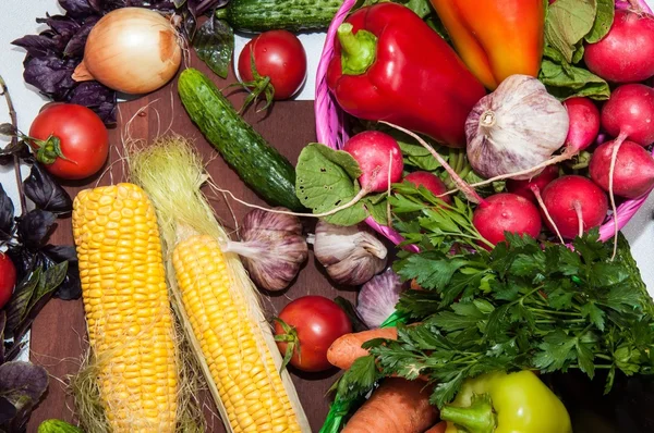 Légumes frais et légumes verts sur la table de cuisine — Photo