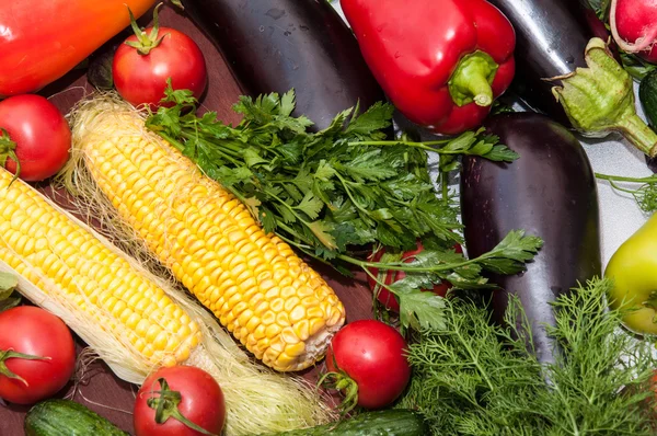 Légumes frais et légumes verts sur la table de cuisine — Photo