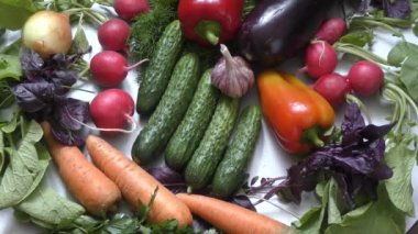 Taze sebze ve yeşillik mutfak masasında