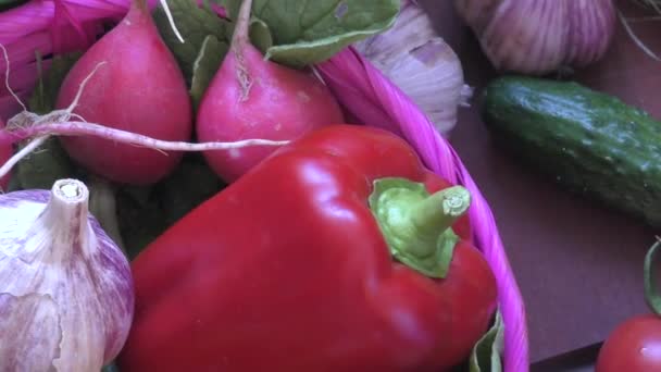 Légumes frais et légumes verts sur la table de cuisine — Video