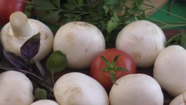 Champignon e verduras frescas em uma mesa de cozinha — Vídeo de Stock