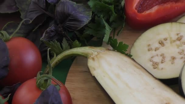Champignon e verduras frescas em uma mesa de cozinha — Vídeo de Stock
