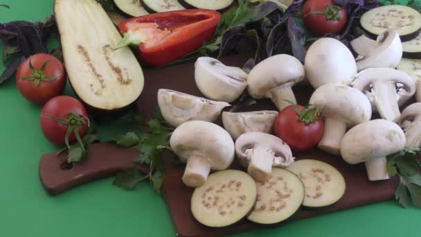 Champignon en verse groenten op een keukentafel — Stockvideo