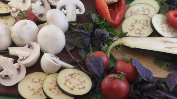 Champinjoner och färska grönsaker på ett köksbord — Stockvideo