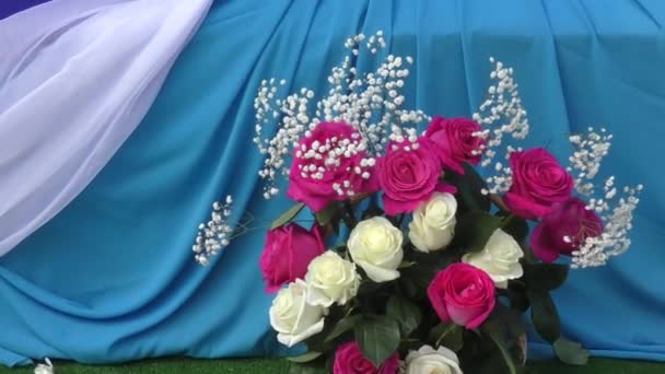 Ein Blumenstrauß für die Hochzeit — Stockvideo